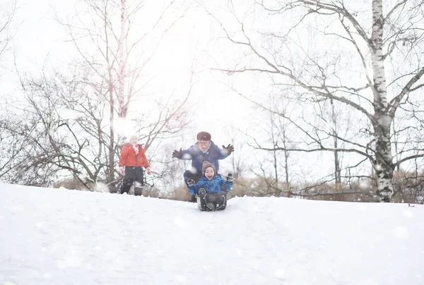 Barn i parken på vintern. Barn leker med snö på playg — Stockfoto