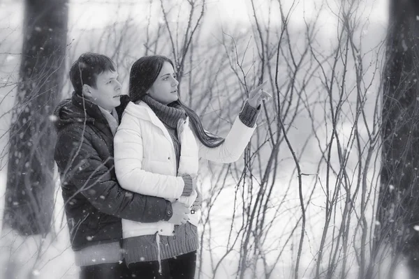 Ett älskande par på en vinterpromenad. Man och kvinna på ett datum i den — Stockfoto