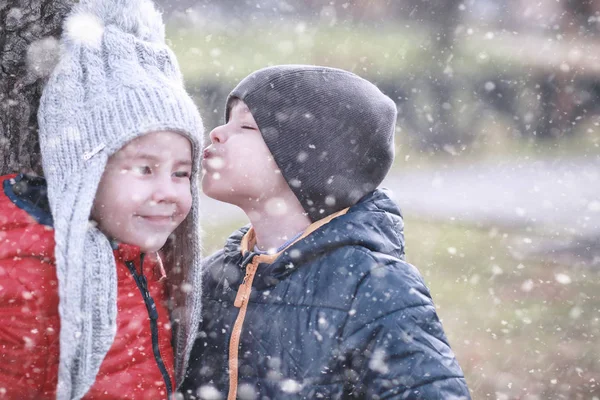 Çocuklar parkta ilk kar yürümek — Stok fotoğraf