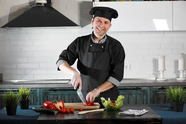 Homem cozinheiro preparar comida na cozinha de legumes — Fotografia de Stock