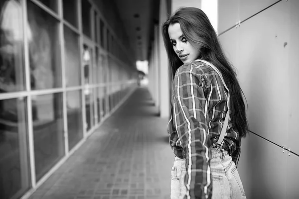 Menina em uma maquiagem de palhaço preto e branco — Fotografia de Stock