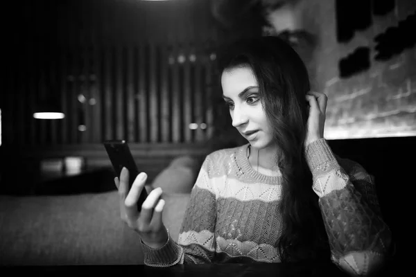 Ragazza in un caffè a cena — Foto Stock