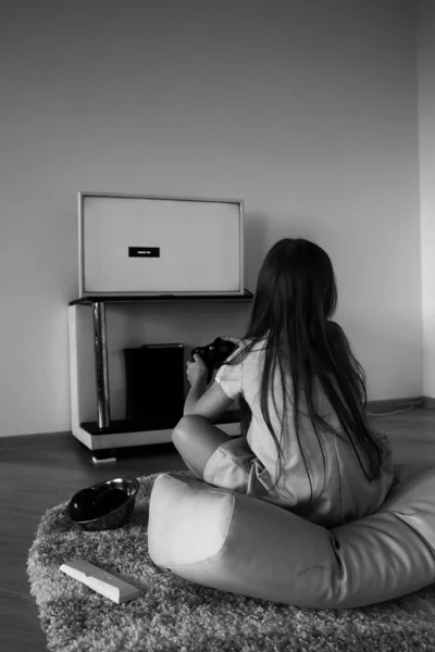 Dziewczyna bawi się przed telewizorem — Zdjęcie stockowe