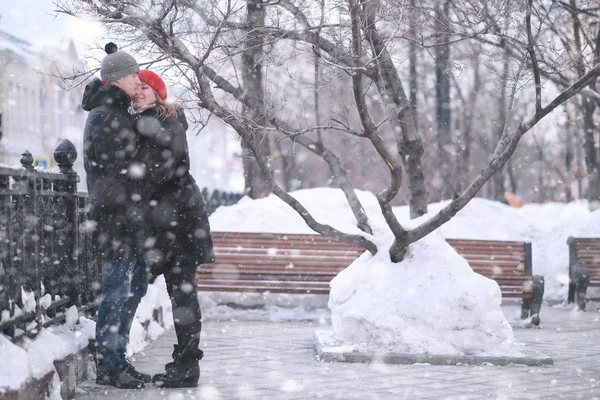 Jovem casal caminhando pelo inverno — Fotografia de Stock