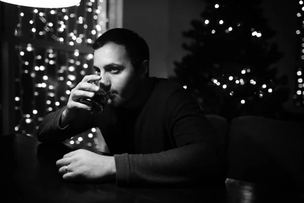 Man met een glas alcohol met ijs in een nachtclub — Stockfoto