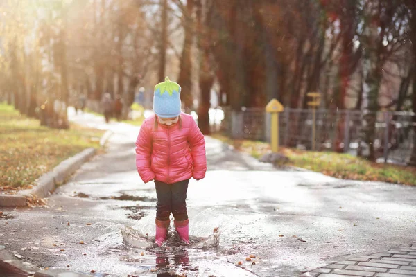 Les enfants marchent dans le parc d'automne — Photo