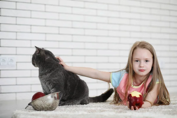 Meisje ligt op de vloer — Stockfoto