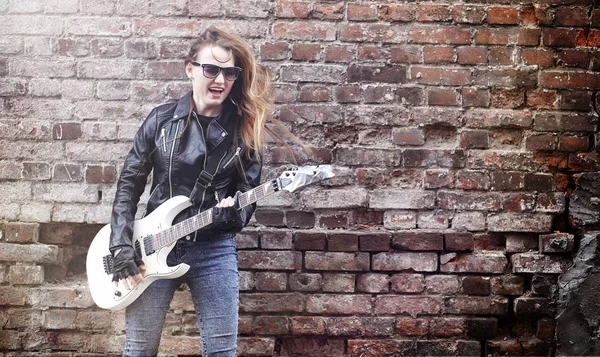 Bela menina roqueiro com guitarra elétrica. Uma música de rock — Fotografia de Stock