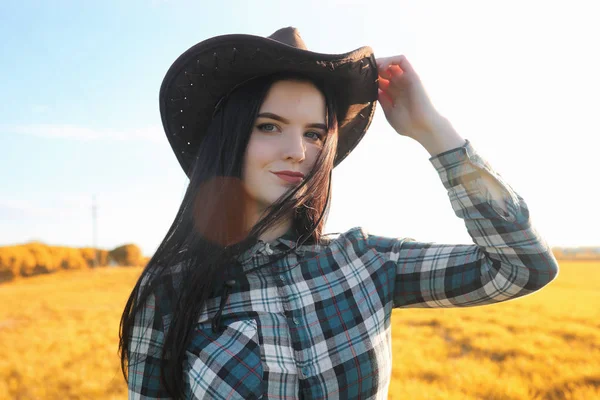 En ung flicka reser runt staden lifta. En vacker — Stockfoto