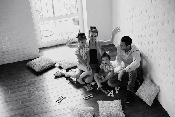 Familia joven con hijas —  Fotos de Stock