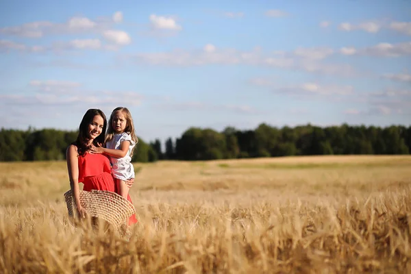 Paisaje de verano y una chica en la naturaleza a pie en el campo . —  Fotos de Stock