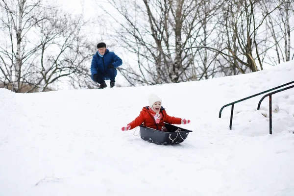 Barn i parken på vintern. Barn leker med snö på playg — Stockfoto