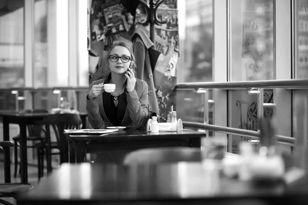 Hermosa mujer en una reunión de negocios — Foto de Stock