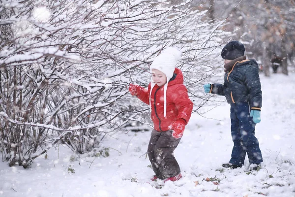 Kids walk in the park first snow — Stock Photo, Image