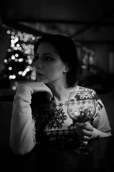 La chica en la noche en un café —  Fotos de Stock