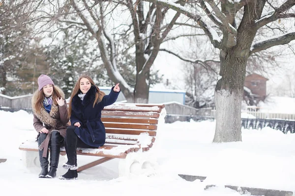 Une jeune fille dans un parc d'hiver en promenade. Vacances de Noël en t — Photo