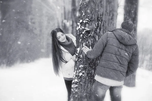 Una pareja cariñosa en un paseo de invierno. Hombre y mujer en una cita en el —  Fotos de Stock