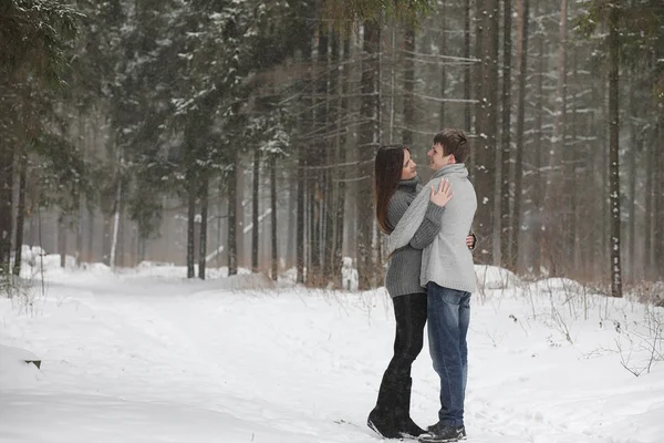 Par de amantes em uma tarde de inverno de data em uma nevasca de neve — Fotografia de Stock