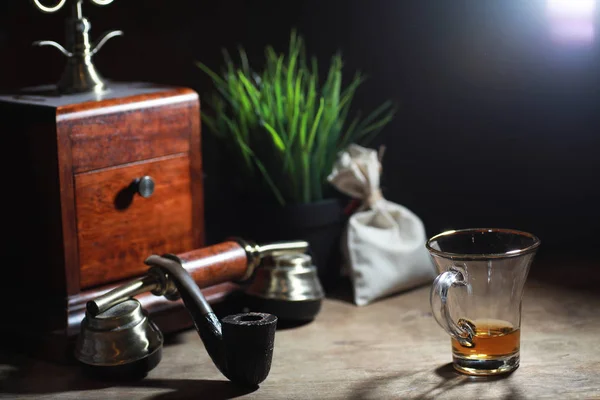 Cervejando chá em uma mesa de madeira — Fotografia de Stock