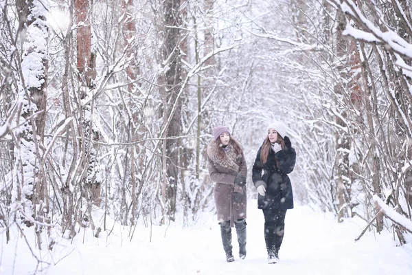 Girl in a winter park in snowfall — ストック写真