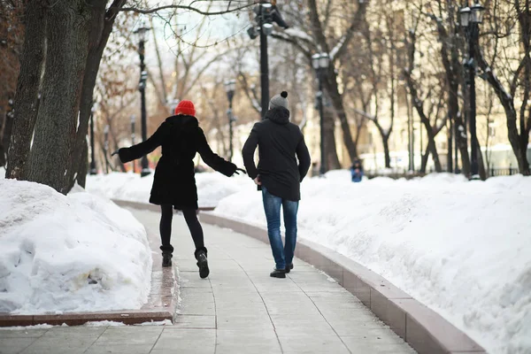 Giovane coppia a piedi attraverso l'inverno — Foto Stock