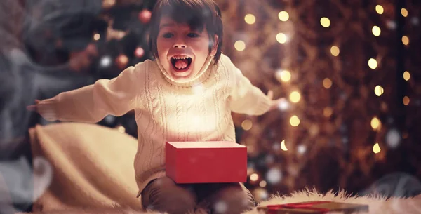 Família na véspera de Natal na lareira. Crianças abrindo presentes de Natal — Fotografia de Stock
