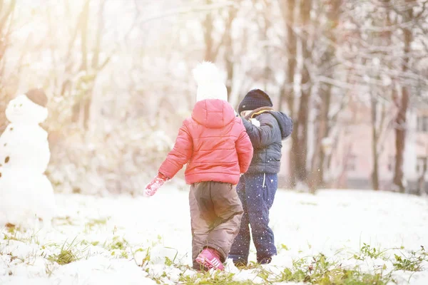 Niños en el parque de invierno jugar — Foto de Stock