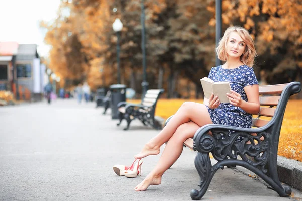 Schöne Mädchen im herbstlichen Park — Stockfoto