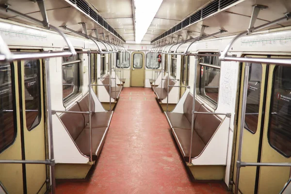 U-Bahn-Wagen mit leeren Sitzen. Leere U-Bahn. — Stockfoto