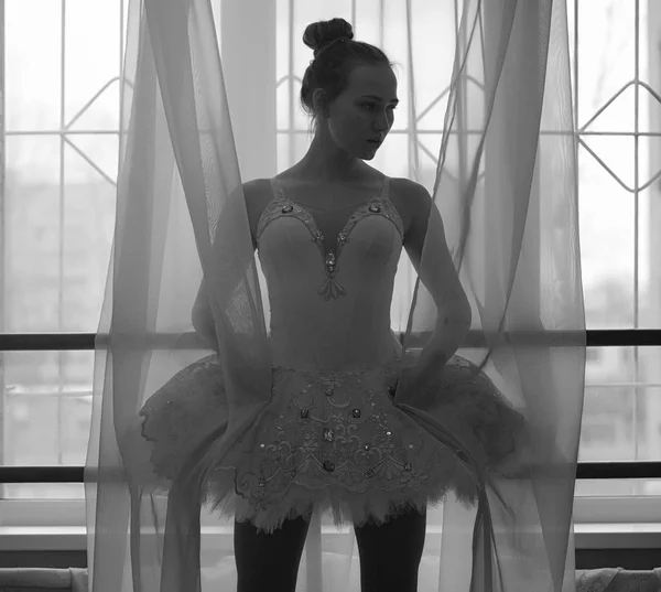 Giovane ballerina di balletto su un riscaldamento. La ballerina si prepara a — Foto Stock