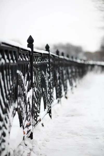 Kırsal alanların ve yolların kış manzarası