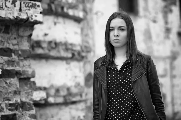 Mädchen auf einem Spaziergang durch die Frühlingsstadt — Stockfoto