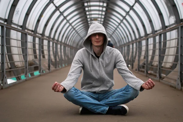 Un joven en una sudadera con capucha hip-hop —  Fotos de Stock