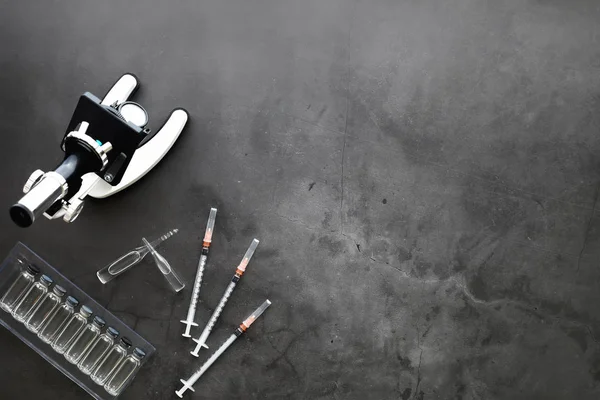 Aşılama. Tek kullanımlık şırıngalar ve V ile test tüpleri.