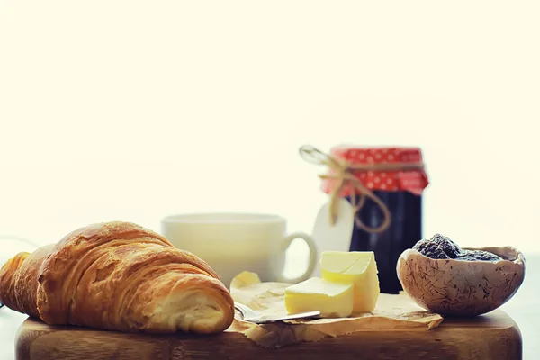 Pasteles frescos en la mesa. Croissant con sabor francés . — Foto de Stock