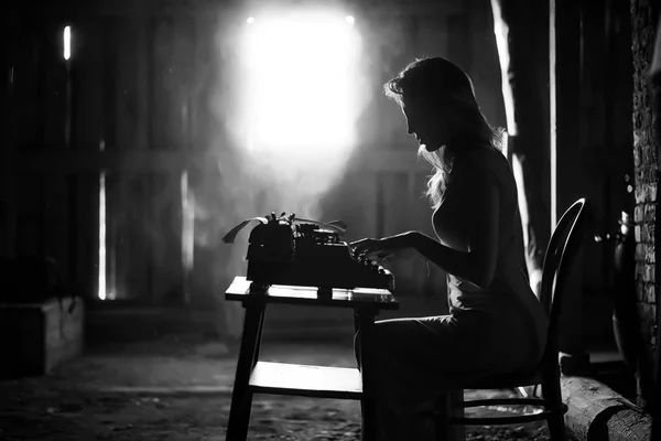 Девушка печатает на старой пишущей машинке — стоковое фото