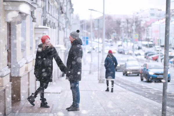 Mladý pár procházky přes zimu — Stock fotografie