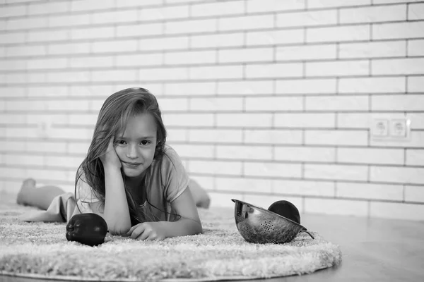 Niña en el suelo blanco y negro — Foto de Stock