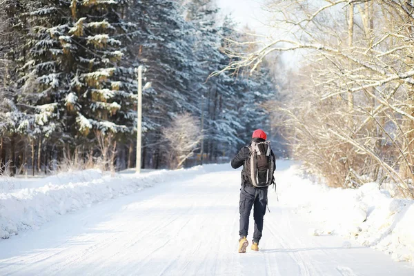 Un hombre viaja con una mochila. Caminata de invierno en el bosque. Touris — Foto de Stock