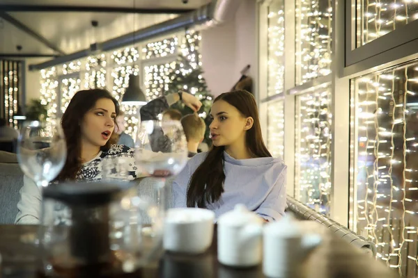 La muchacha por la tarde descansan en la cafetería —  Fotos de Stock