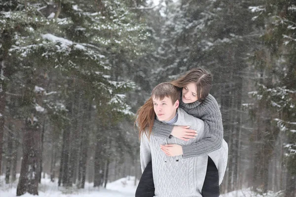 Par de amantes em uma tarde de inverno de data em uma nevasca de neve — Fotografia de Stock