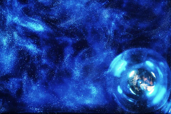 O universo em uma galáxia distante com nebulosas e estrelas — Fotografia de Stock