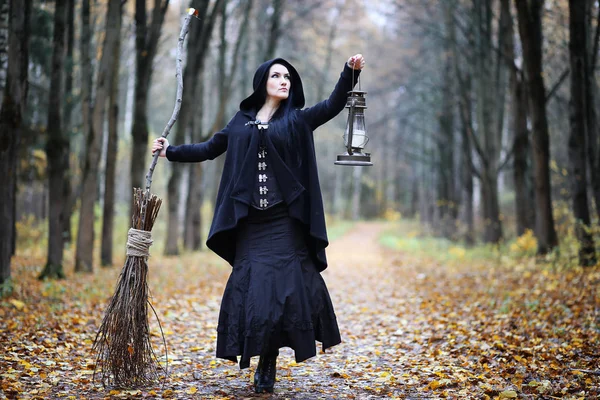 Kobieta w strój czarownicy w lesie — Zdjęcie stockowe