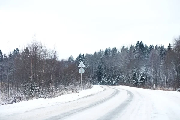 田園風景と道路の冬景色 — ストック写真