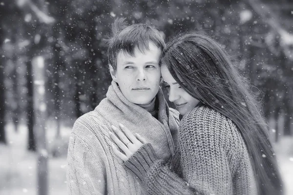 Um casal amoroso numa caminhada de inverno. Homem e mulher em um encontro no — Fotografia de Stock