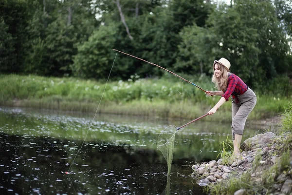 Mädchen am Fluss mit Angelrute — Stockfoto