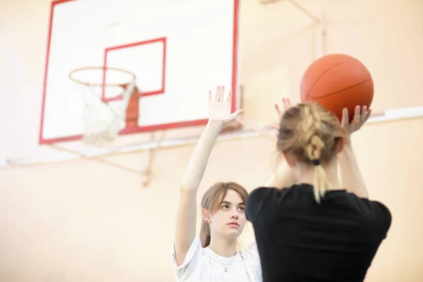 Жіночі Молоді Студенти Грають Баскетбол Тренажерному Залі — стокове фото