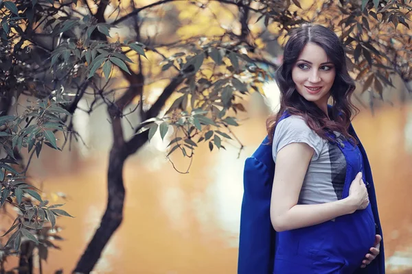 Donna Incinta Una Passeggiata Nel Parco — Foto Stock