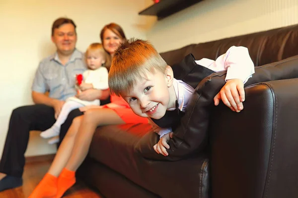 Família Jovem Véspera Das Férias Ano Novo Casa — Fotografia de Stock