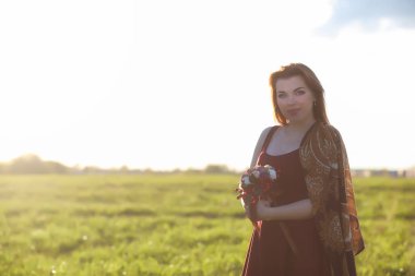 Parkta bir yürüyüş üzerinde şapkalı bir kız. Bir kızla bir sepet yürüyüş